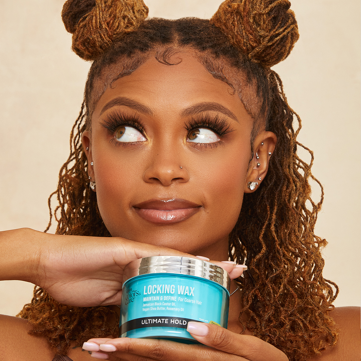 Young woman with styled brown and blonde twisted hair holds a turquoise jar of KISS Colors & Care Locking Wax, highlighting ultimate hold for coarse hair.