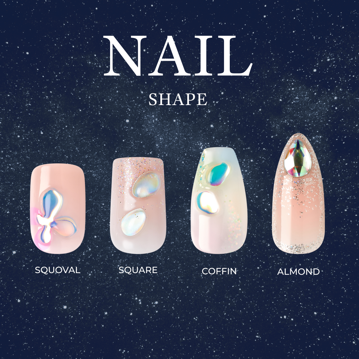 Four künstliche Nägel mit verschiedenen Formen und Designs vor einem sternenklaren Nachthimmel.